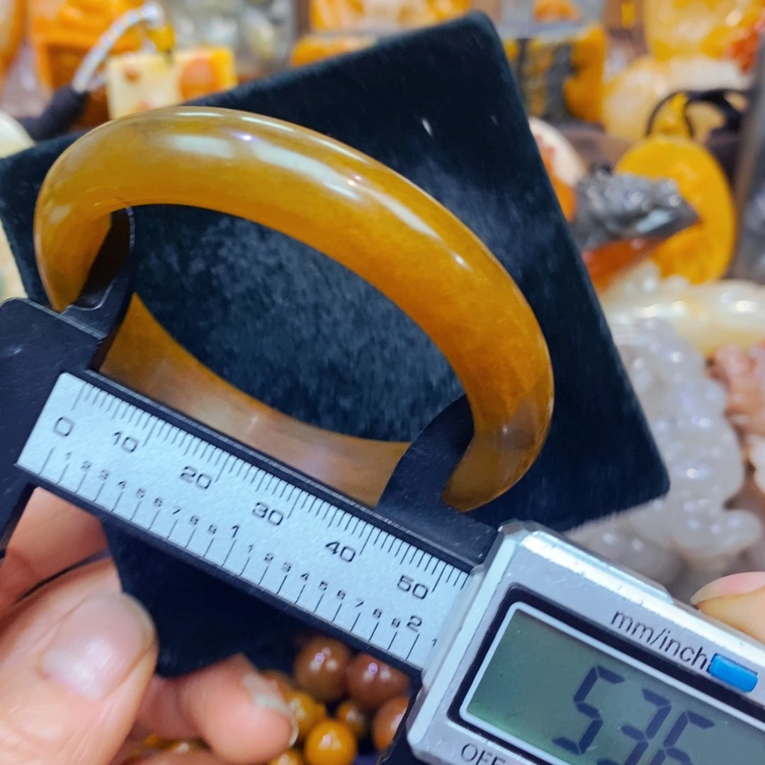 未镶嵌石英质玉（黄龙玉）颈饰