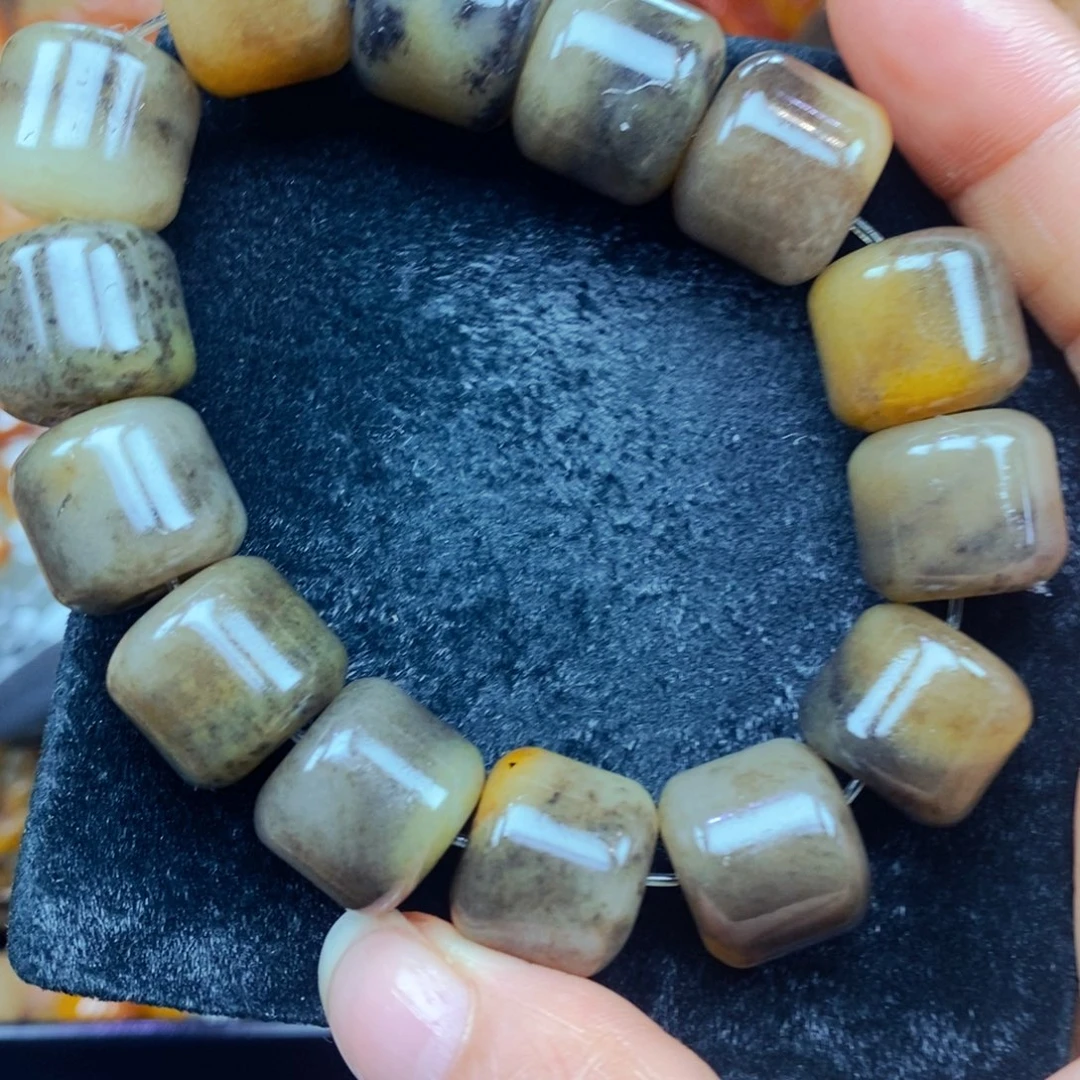 未镶嵌石英质玉（黄龙玉）颈饰