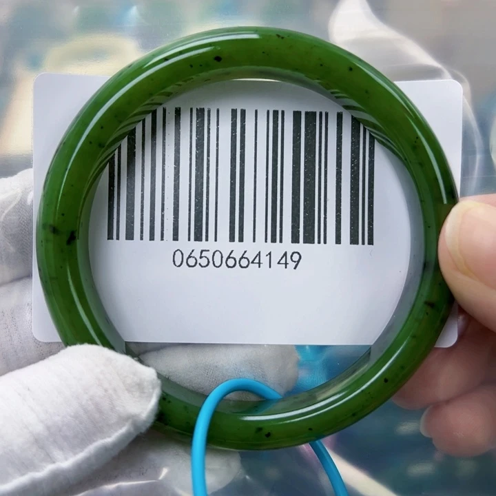 鱼***语和田玉未镶嵌手镯包容60