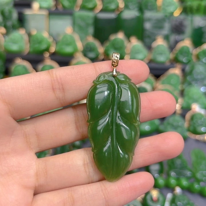 颈饰18K金镶嵌和田玉（碧玉）