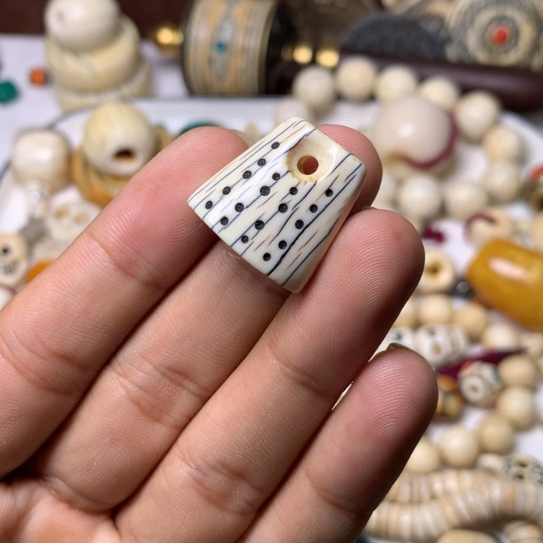 玻璃颈饰向***椅藏传小元素