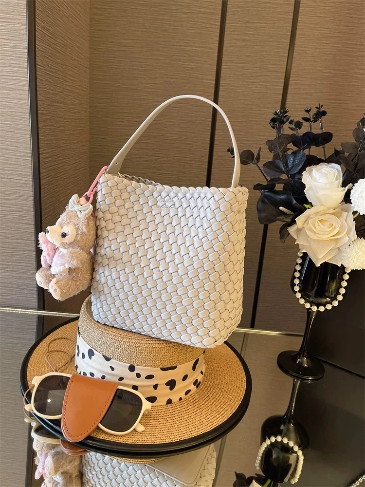 爆款小众编织水桶包女包2025新款高级感百搭软皮手提单肩斜挎包潮