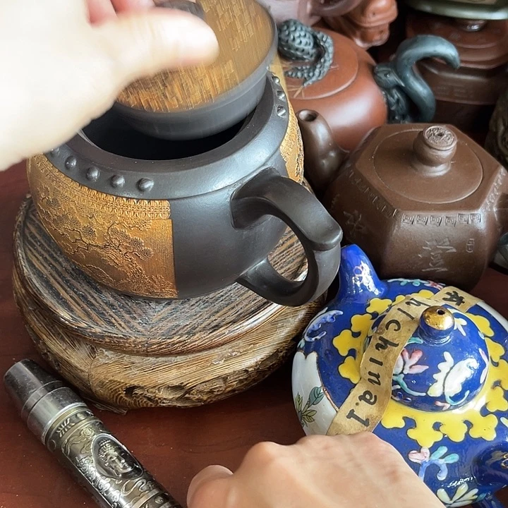 红泥茶壶原矿泥料手工制作的一把紫砂壶。