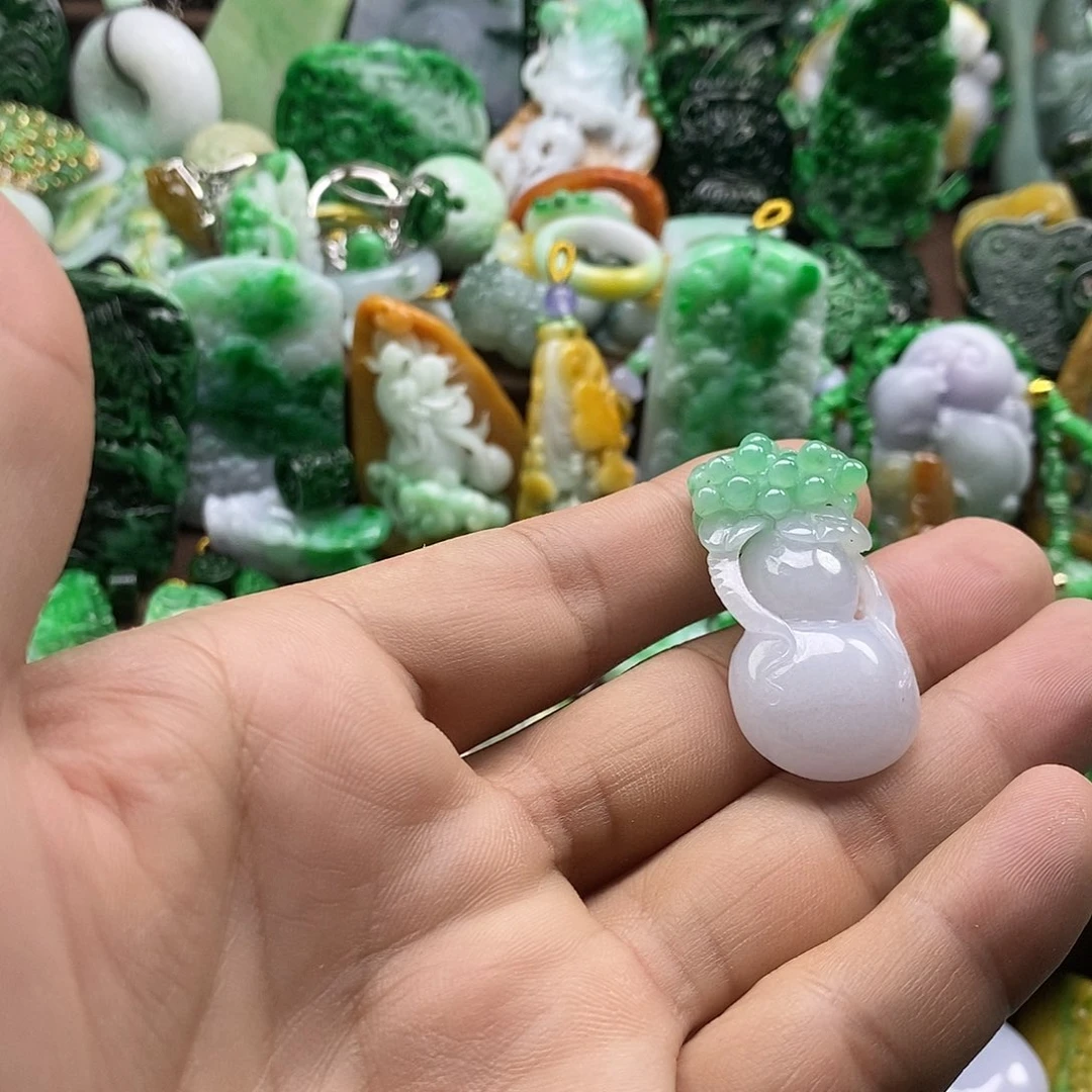 翡翠未镶嵌颈饰葫芦