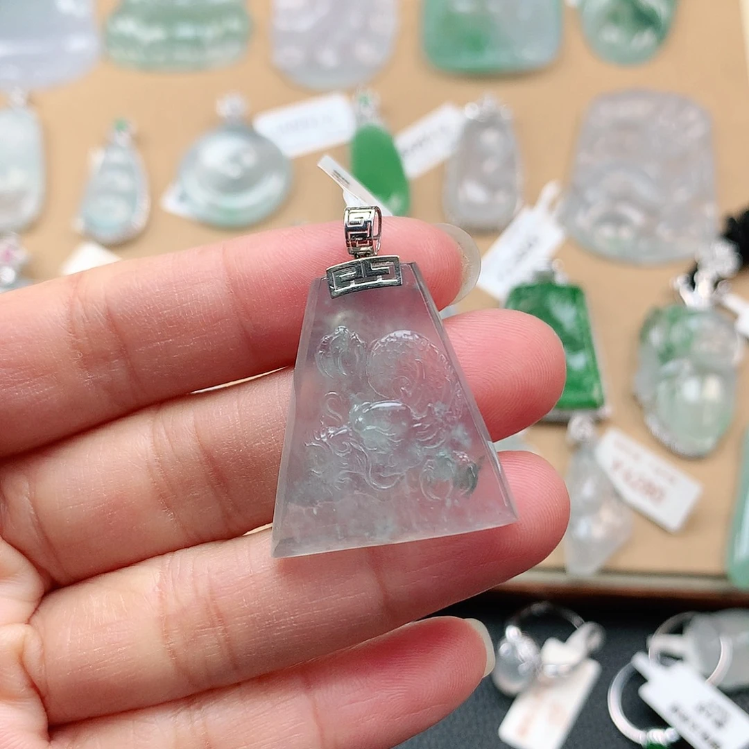 翡翠颈饰18K金镶嵌龙牌