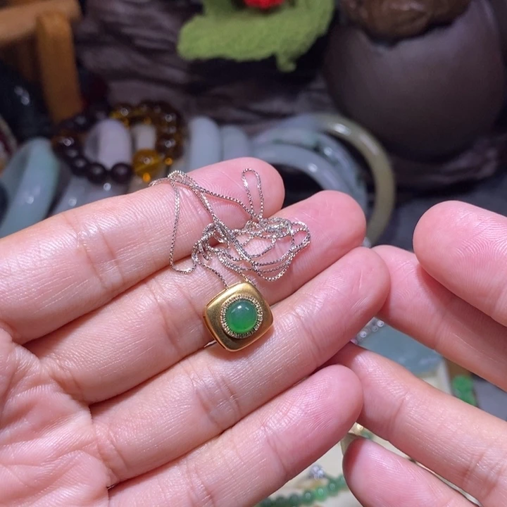 翡翠18K金镶嵌颈饰路路通1800