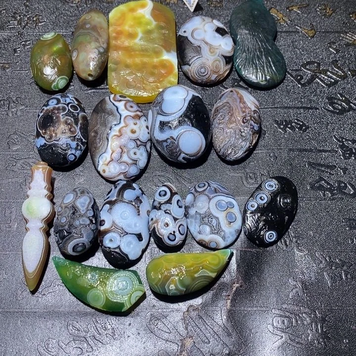 颈饰未镶嵌石英质玉