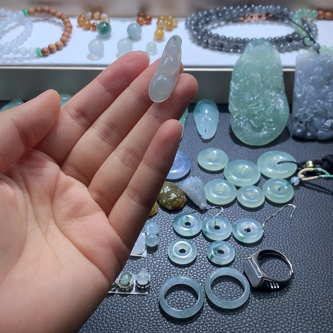 翡翠未镶嵌颈饰豆子