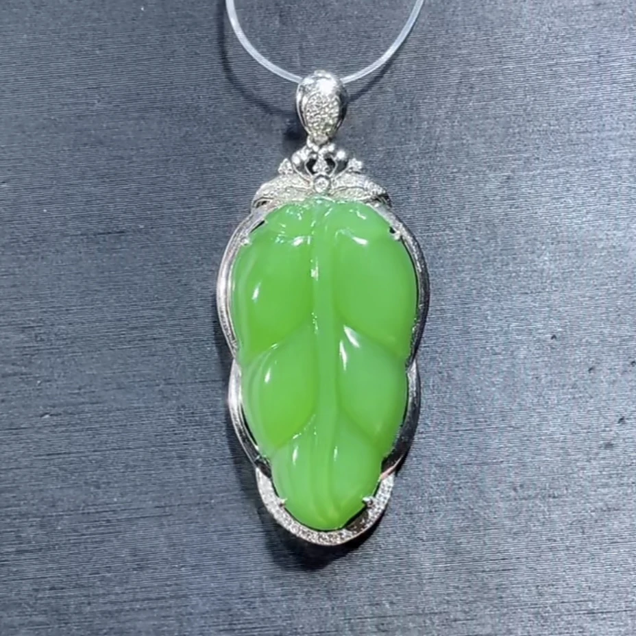 和田玉俄料碧玉苹果绿叶子吊坠18K金镶嵌