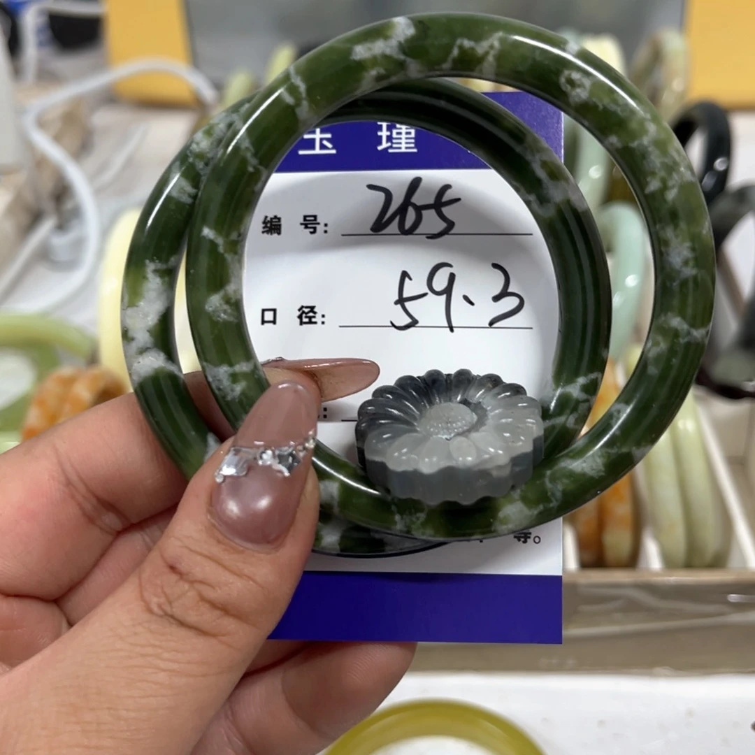 蛇纹石玉手镯未镶嵌