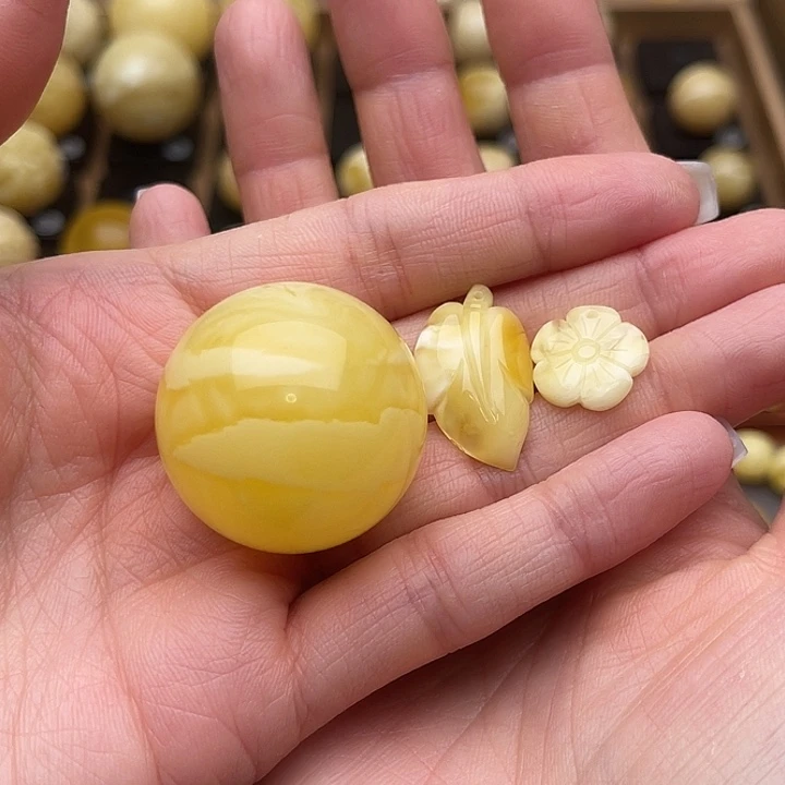 魏***吉琥珀未镶嵌裸石蜜蜡微瑕圆珠鸽