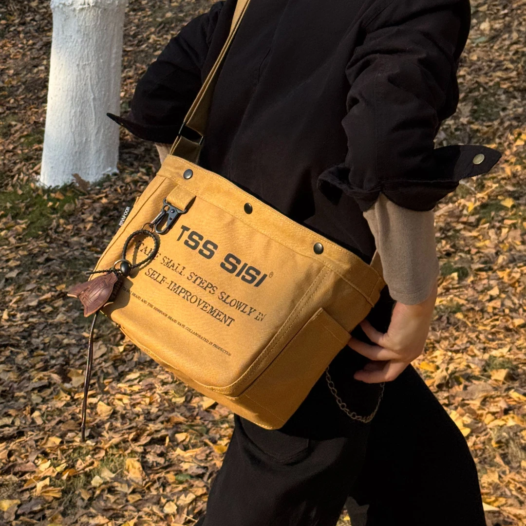 TSSSISI 硬质工装户外单肩复古百搭中性风拉链通勤休闲斜挎包