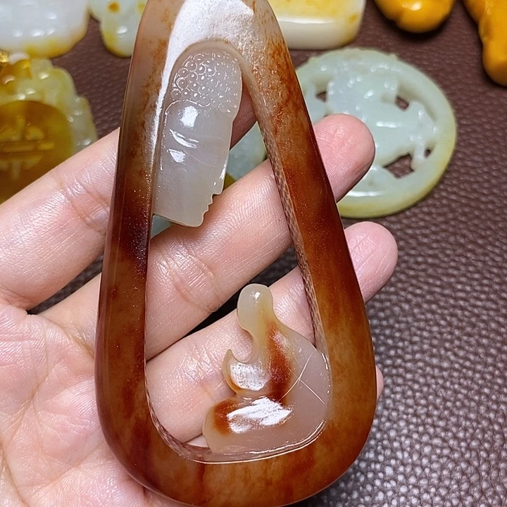 夏***艳和田玉未镶嵌颈饰