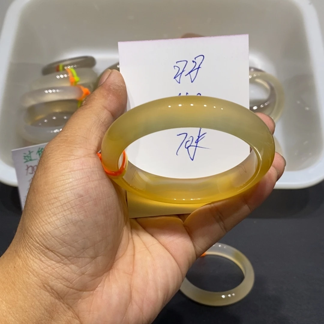 慕***羽玛瑙/玉髓未镶嵌手镯