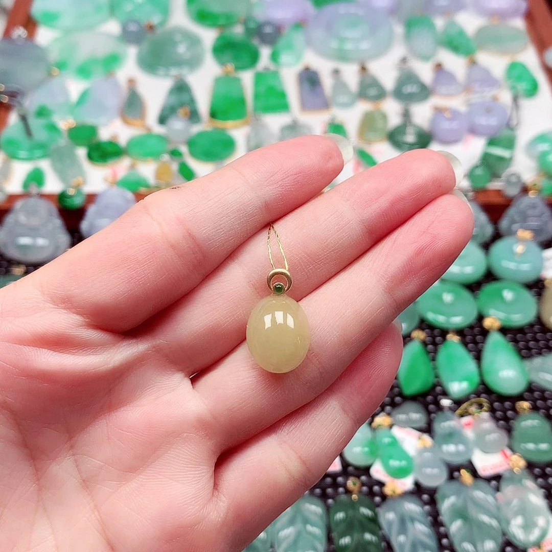 翡翠18K金镶嵌颈饰