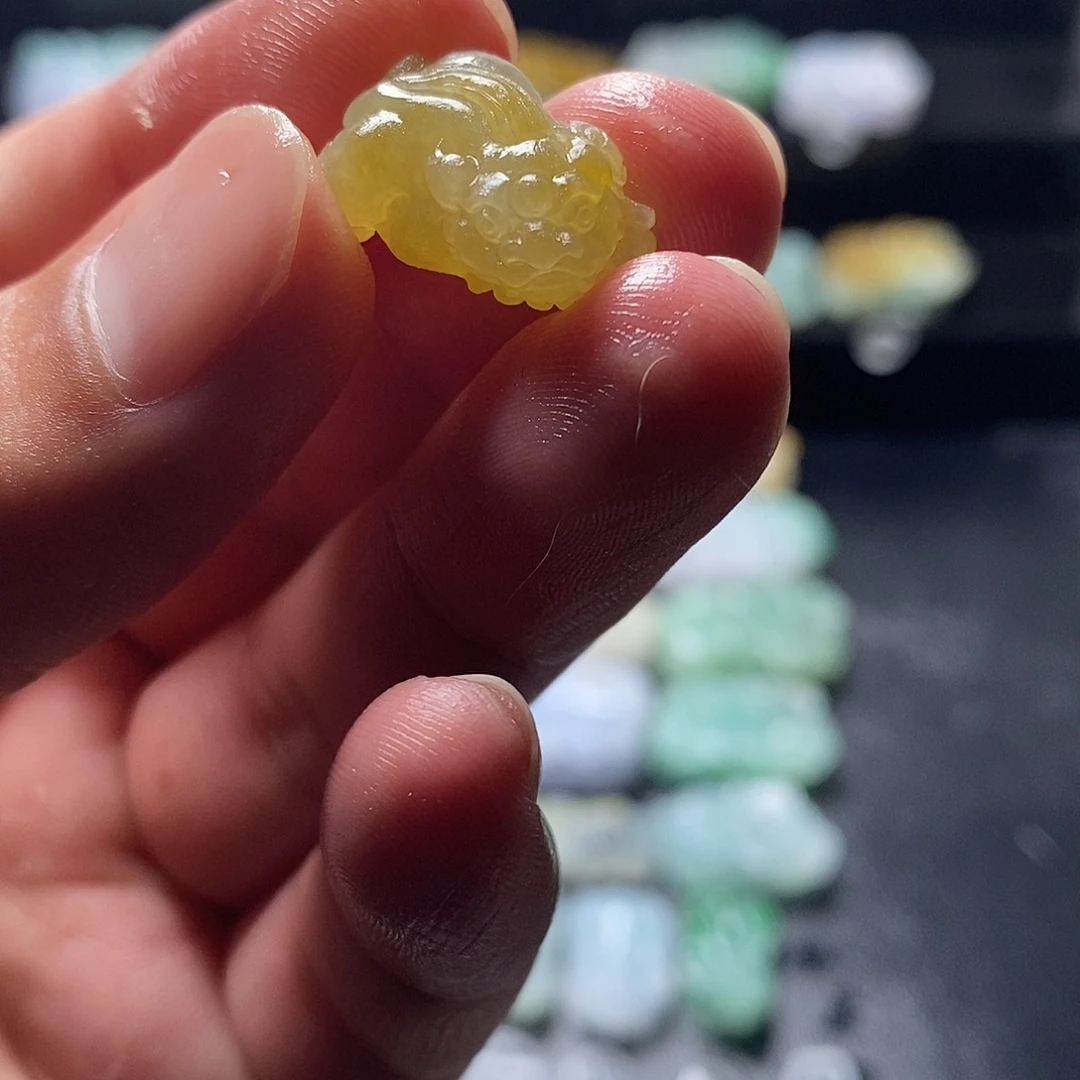 定制翡翠未镶嵌毛货满黄貔貅