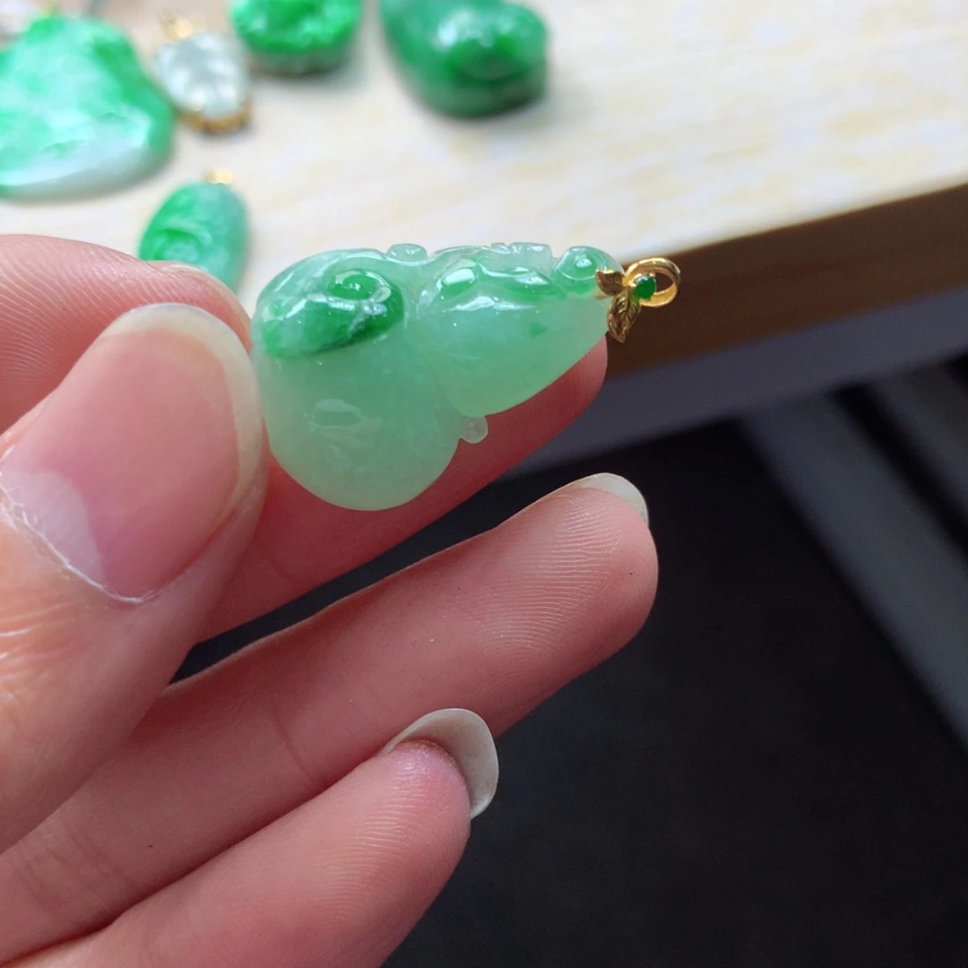 翡翠18K金镶嵌颈饰吊坠