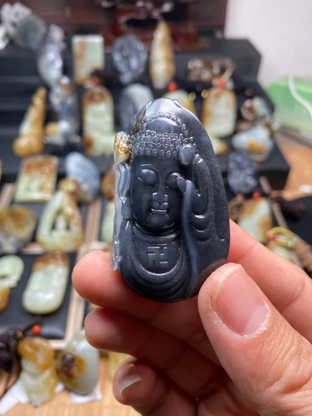 新疆和田玉籽料 花开见佛 参禅悟道 一心向佛 俏色巧雕 一线天