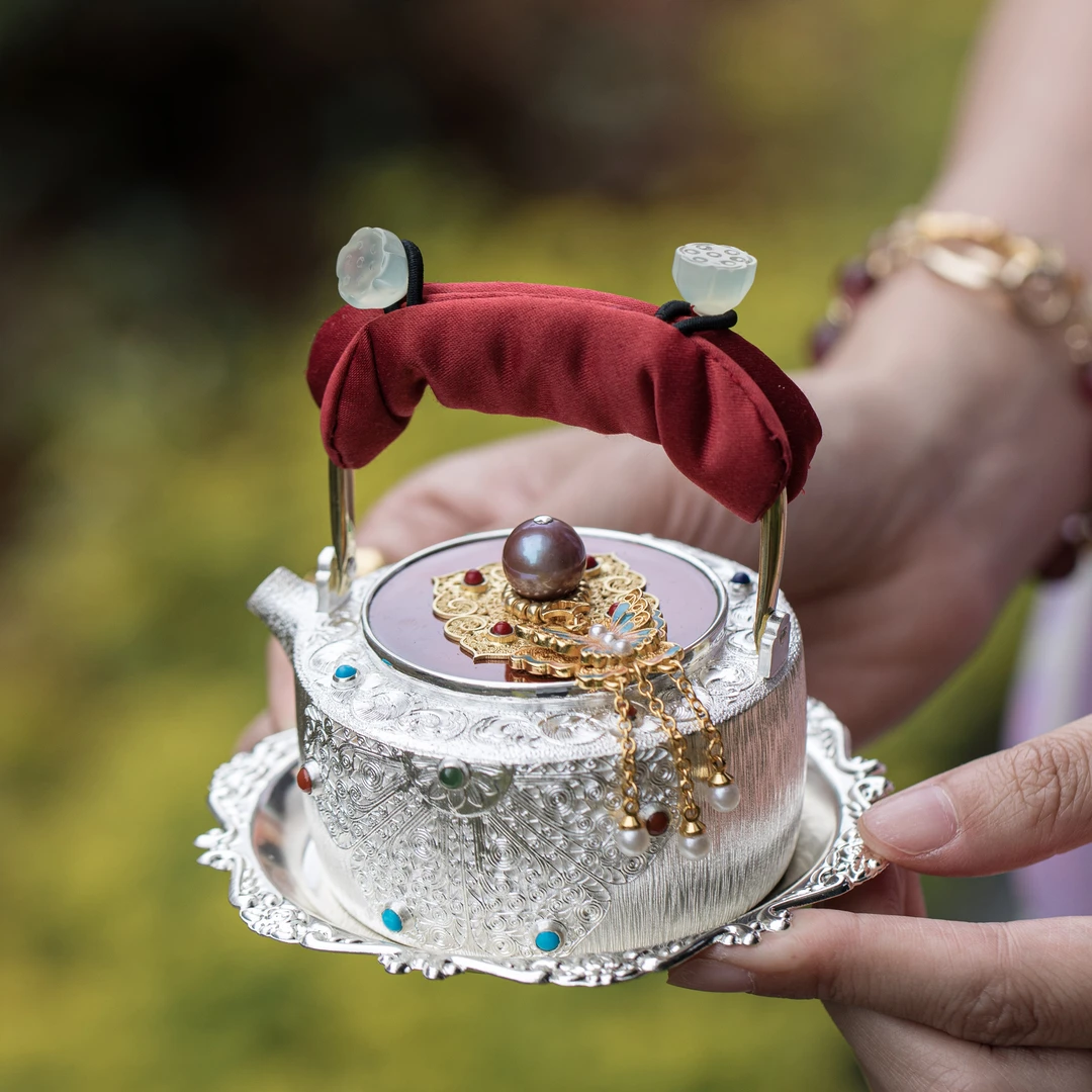 DZ0122 呆坐-整敲掐丝錾刻嵌百宝铜包银大唐花舞小提梁三周年