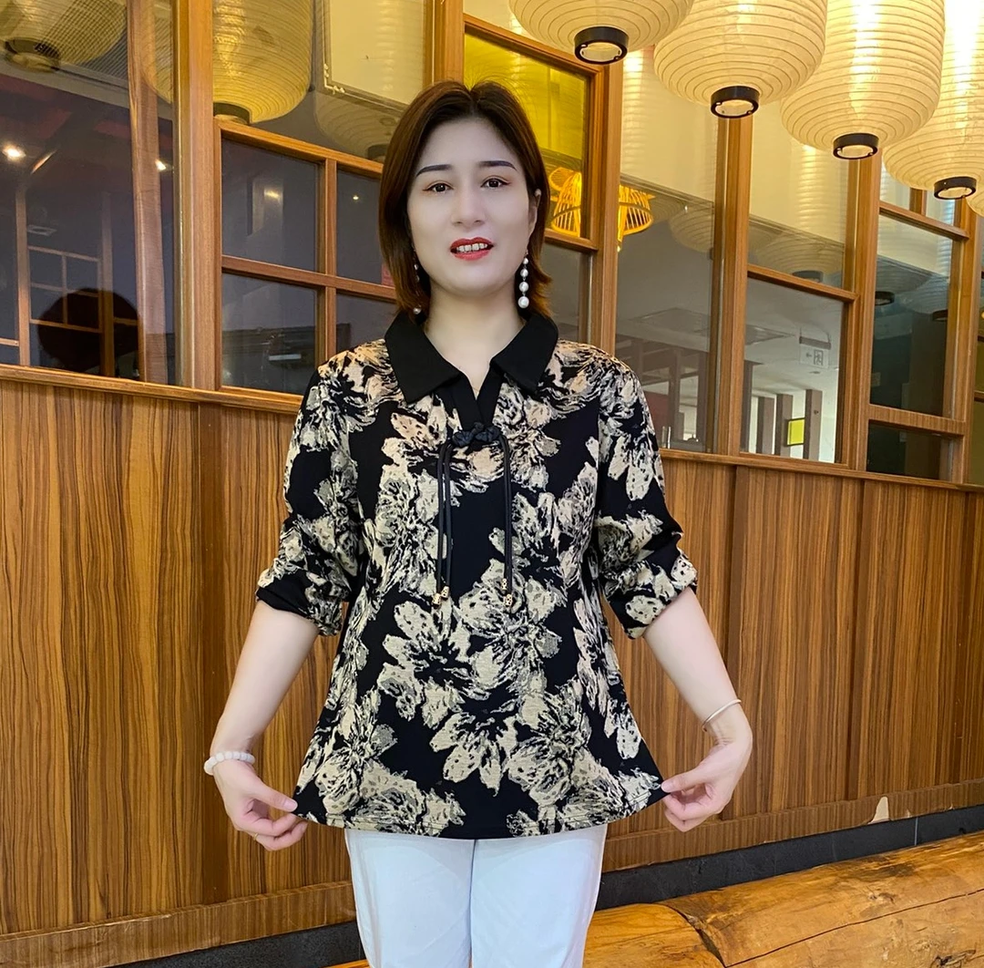 2025秋季新款时尚百搭中老年女装显瘦翻领花朵宽松大版洋气衫