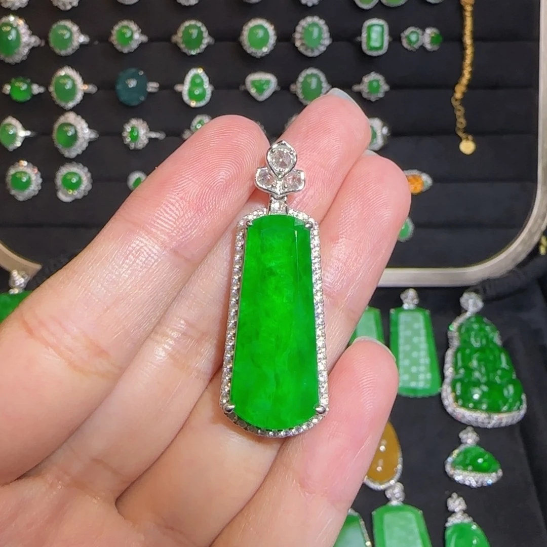 翡翠18K金镶嵌颈饰起光正阳绿无事牌吊坠