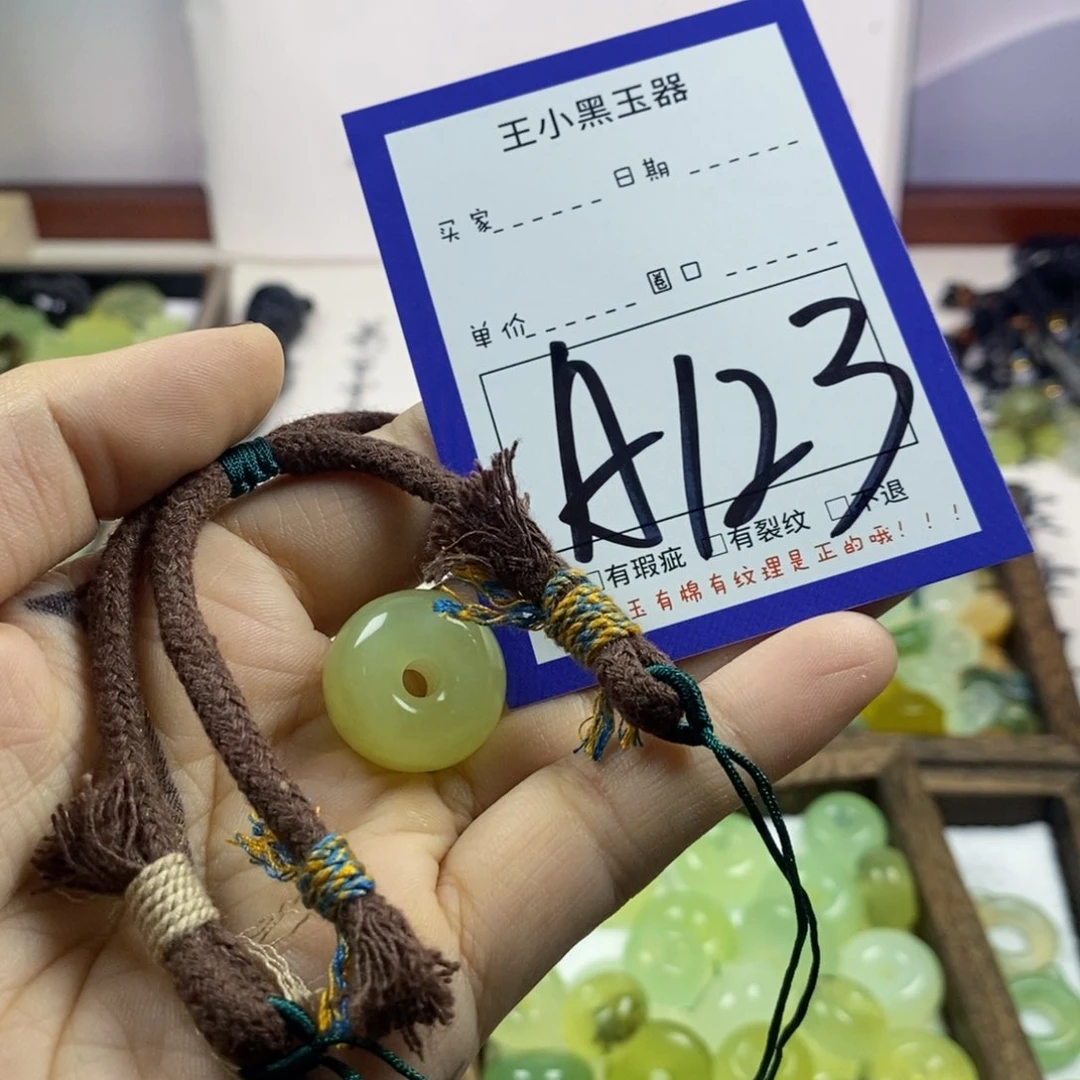 蛇纹石玉颈饰未镶嵌米****丁