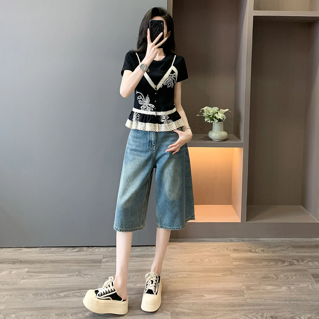 盐系时尚休闲套装女夏圆领刺绣蕾丝拼接假两件上衣牛仔中裤两件套