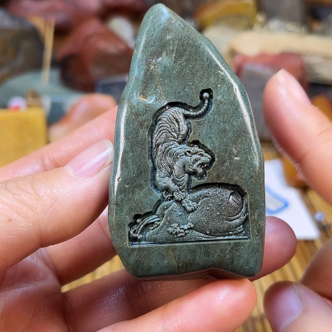 新疆原石雕刻手把件