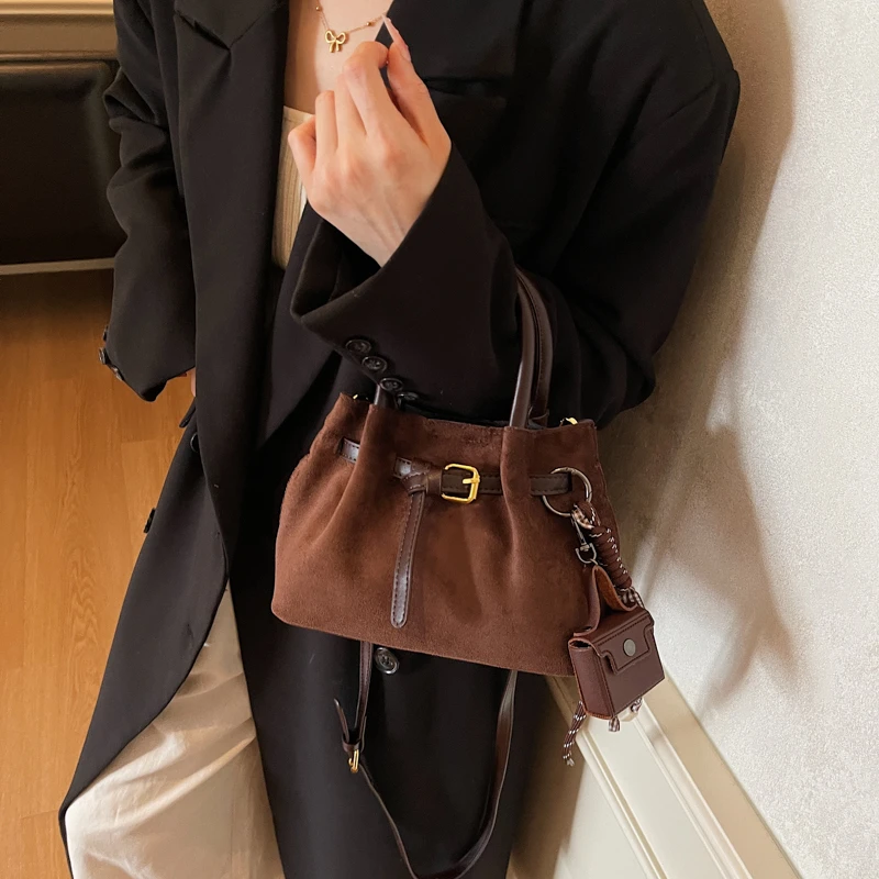 精致时尚小众休闲包包女高级质感复古百搭斜挎包时尚手提水桶包