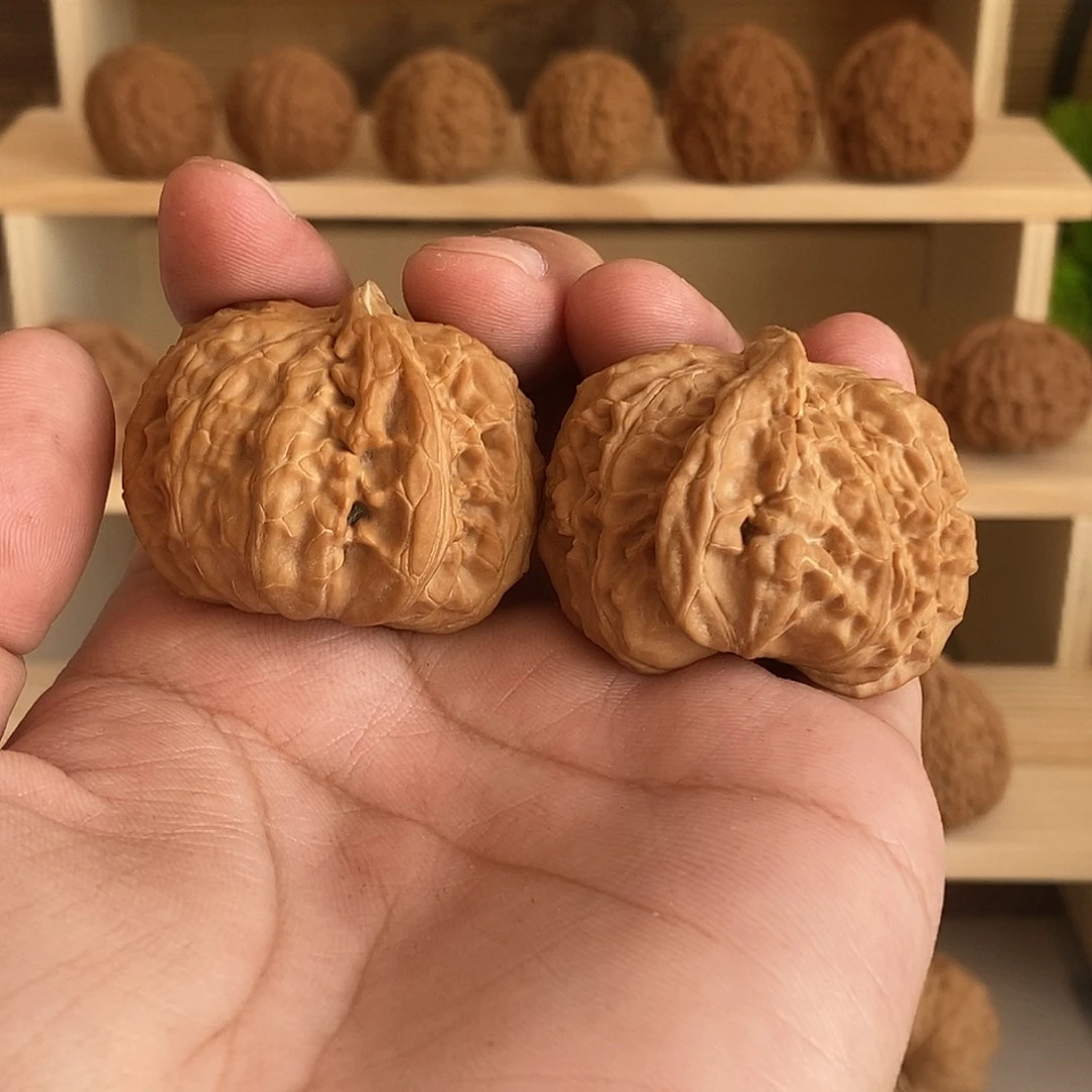 文玩核桃吊坠42尺白狮子顺风耳，全品