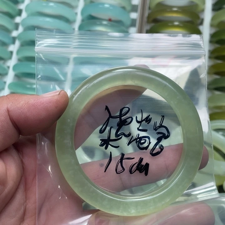 ๓***宝未镶嵌蛇纹石玉手镯