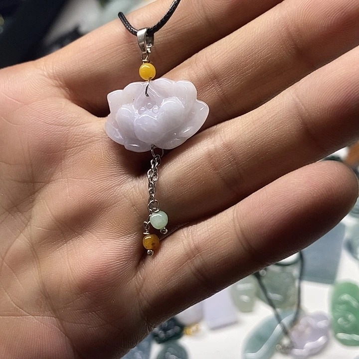 翡翠未镶嵌颈饰花朵