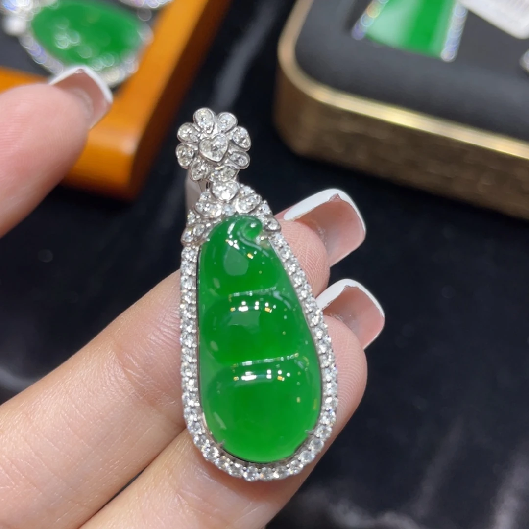 翡翠18K金镶嵌颈饰天然缅甸翡翠