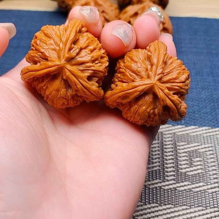 文玩核桃吊坠三棱