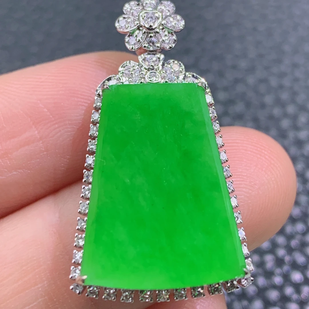 天然A货缅甸翡翠冰种阳绿无事牌镶嵌18k金吊坠女款精美气质挂件*