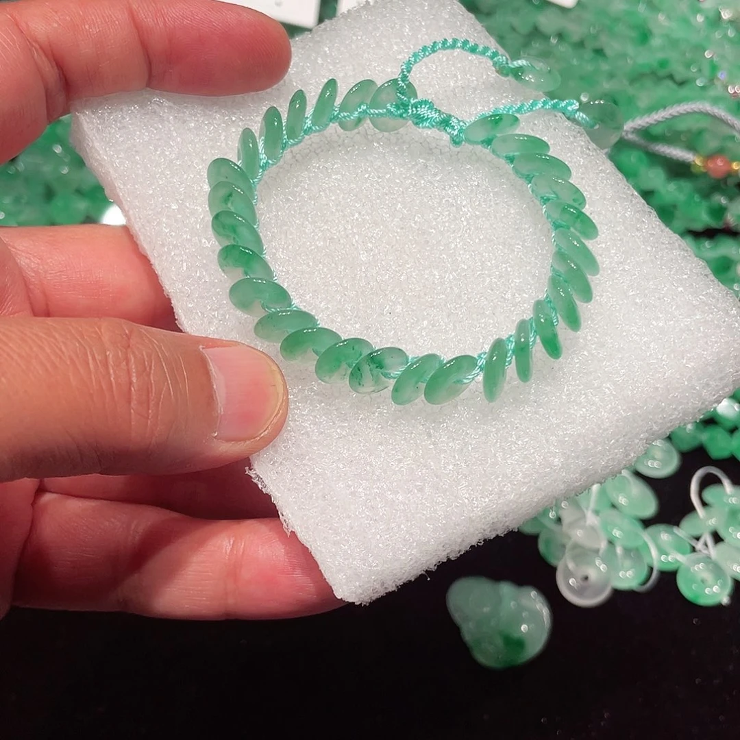 徐***徐石英质玉（非洲翠）未镶嵌手链