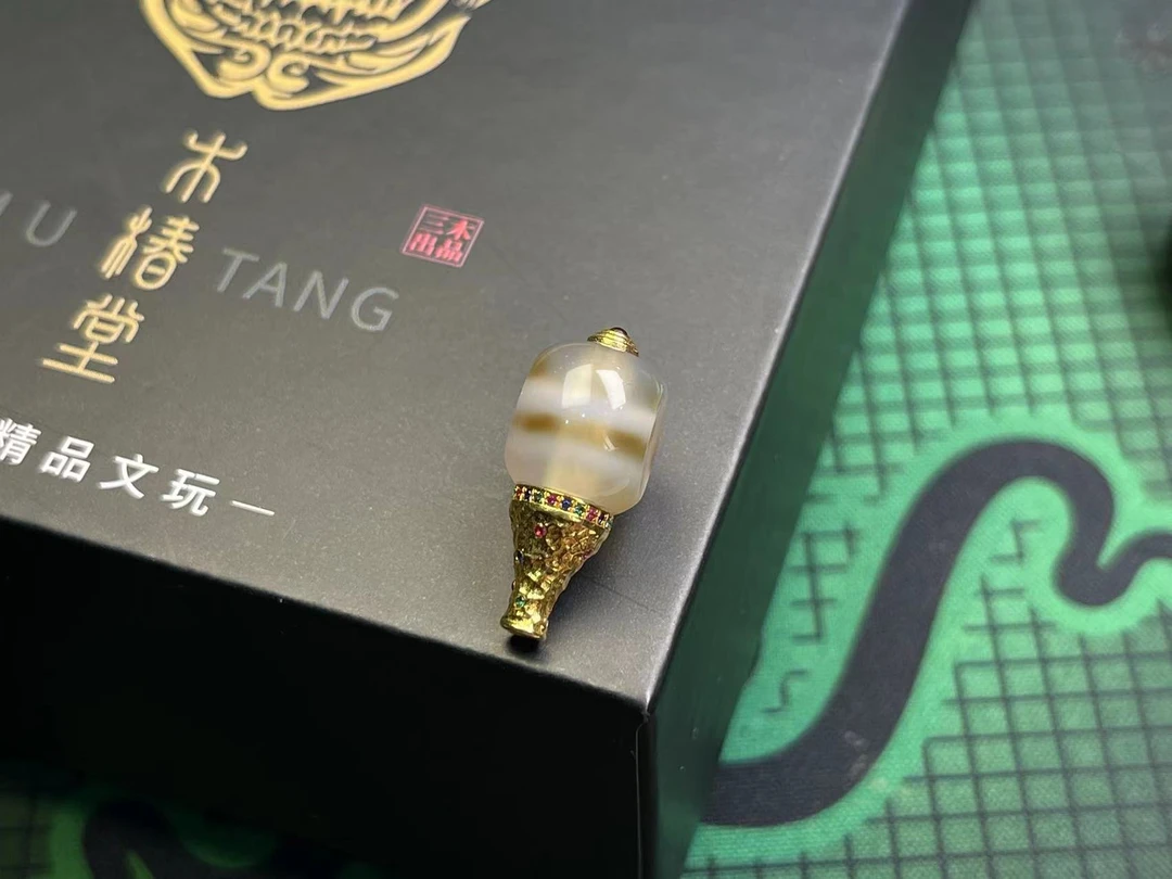 玛瑙三通  对孔9.5 高22.2 厚度11.7 全品无暇