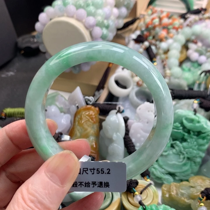 翡翠手镯未镶嵌吊坠