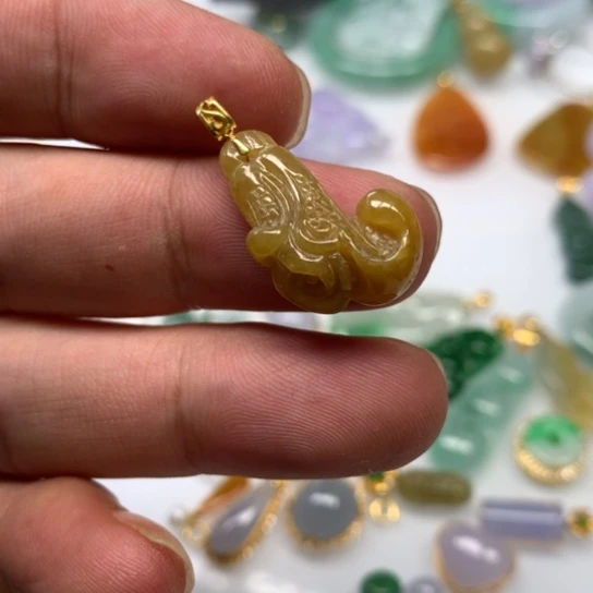 翡翠颈饰未镶嵌翡翠