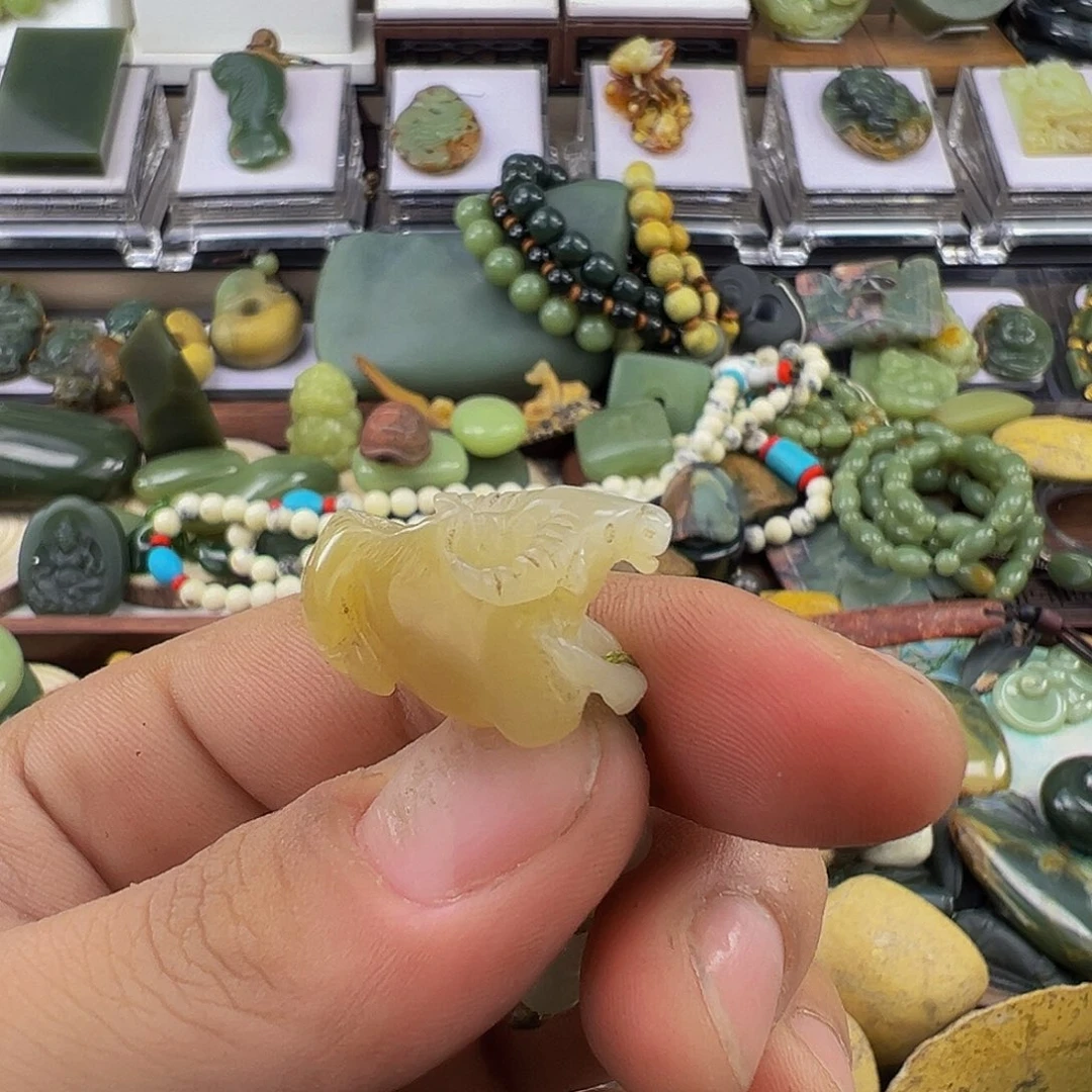 情***家未镶嵌岫岩老玉（透闪石质玉）把件
