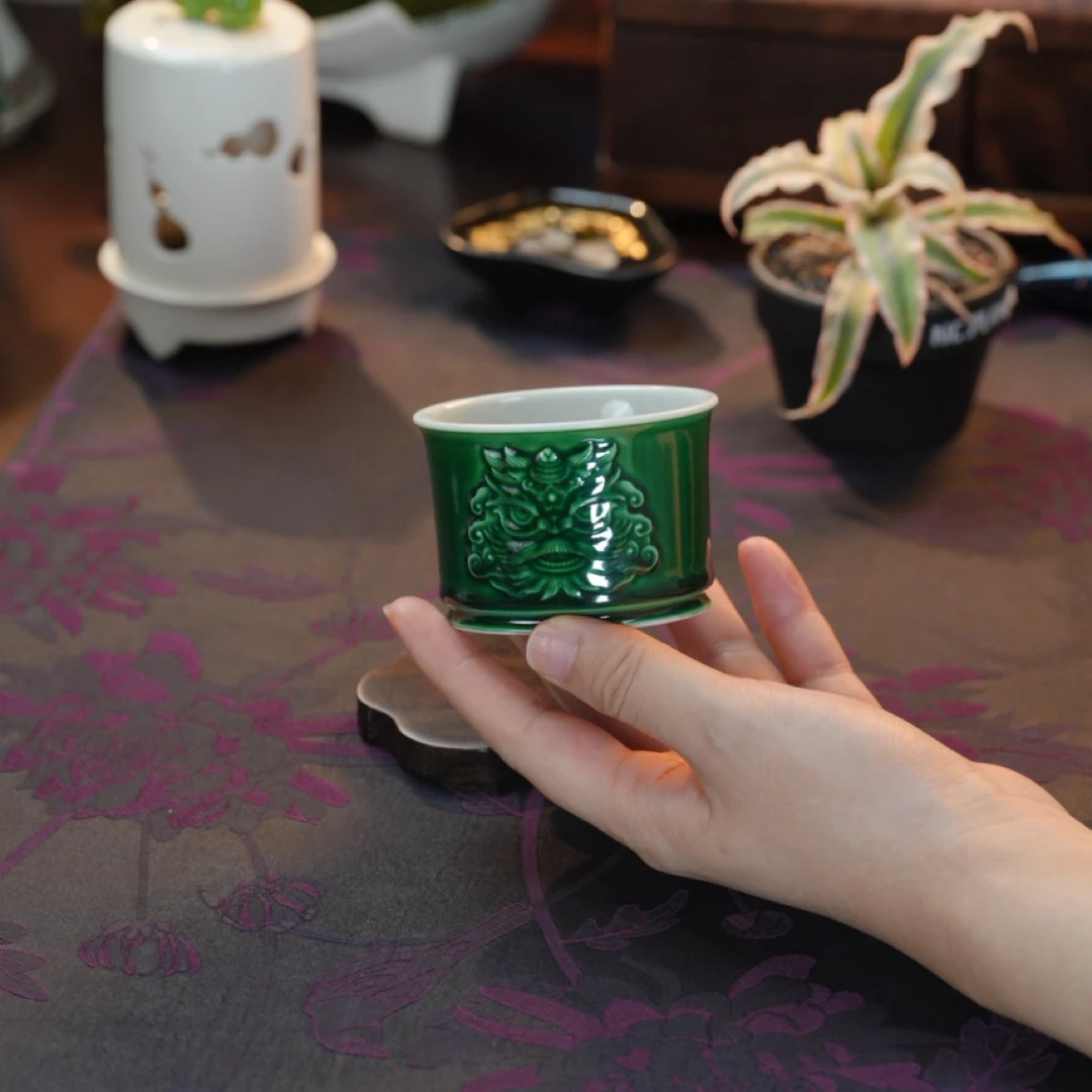 瓷唐里——帝王翡翠绿雕刻瑞兽直口杯绿色复古陶瓷主人杯果绿马蹄杯