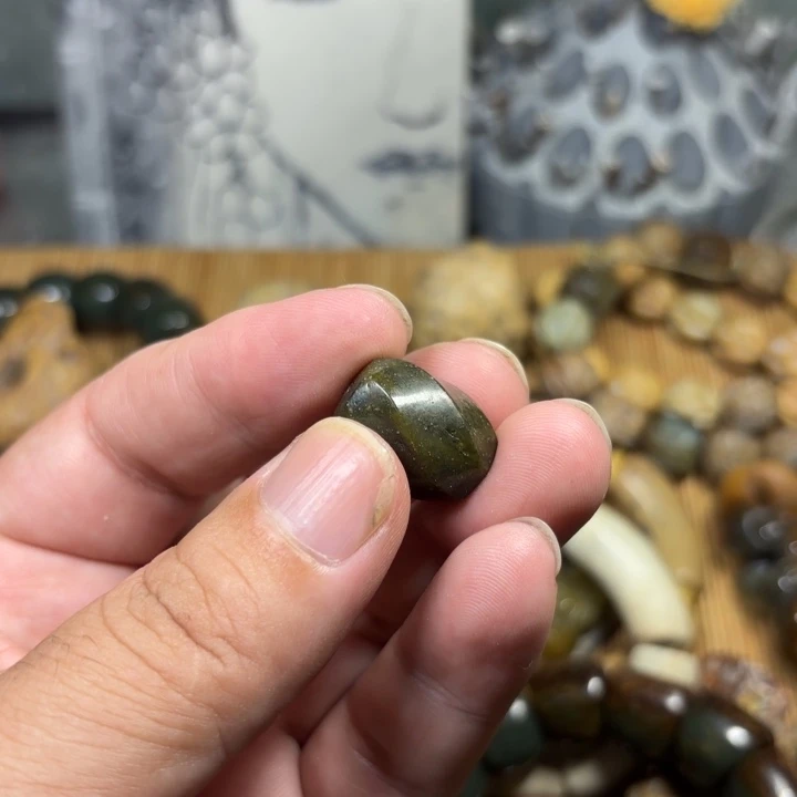 2***好颈饰未镶嵌岫岩河磨玉（透闪石质玉）