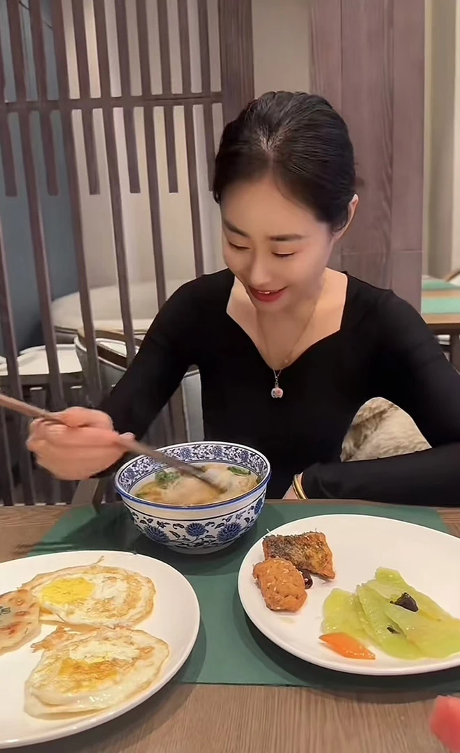 Miss huo 2025年第一件V领美背内衣 D  2160(单件上衣)