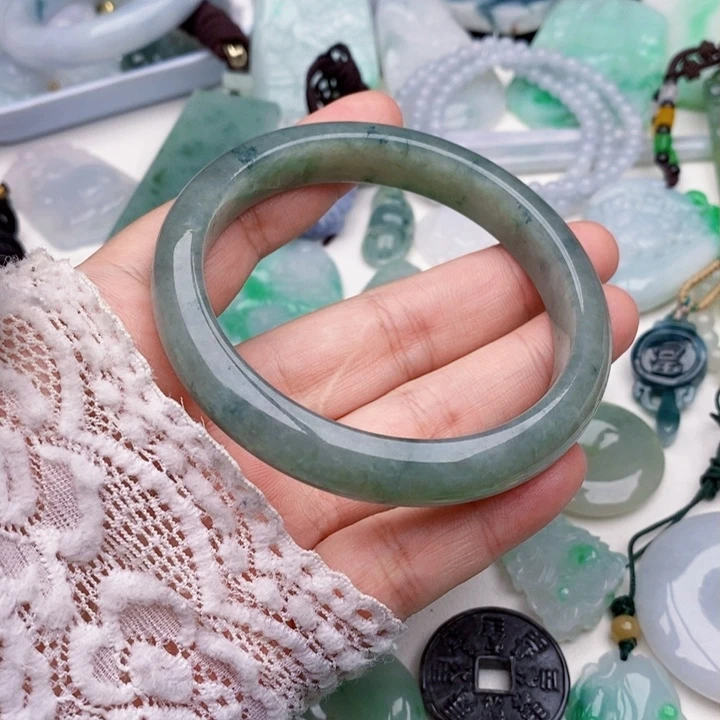 颈饰未镶嵌翡翠?***許手镯