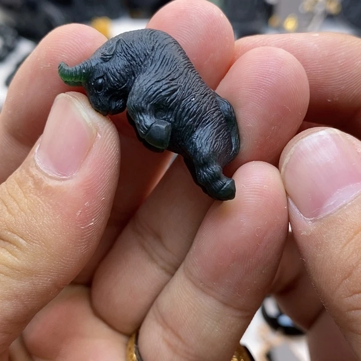 颈饰未镶嵌翡翠牛