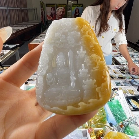 翡翠未镶嵌颈饰一个