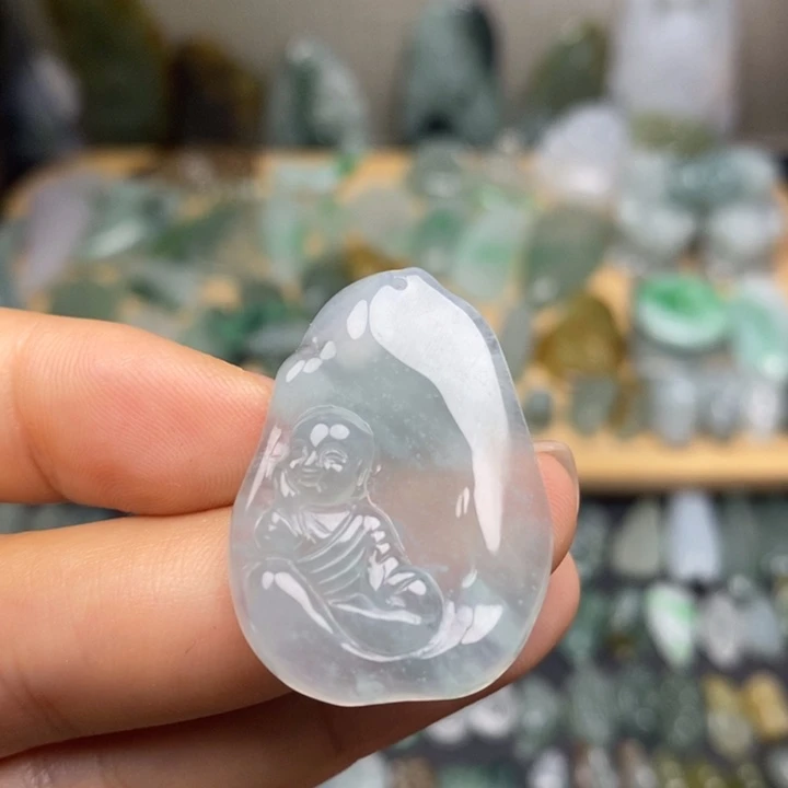翡翠未镶嵌颈饰小沙弥