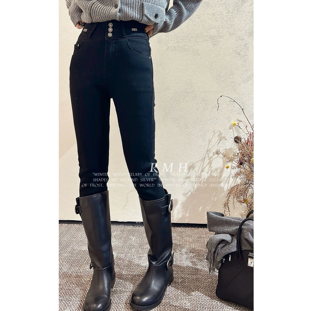 【YIBUDAOWEI】字母烫钻三粒扣高腰修身小脚牛仔裤 2390