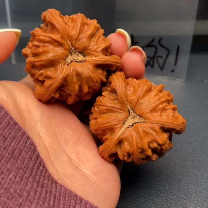 小***车文玩核桃吊坠白狮子