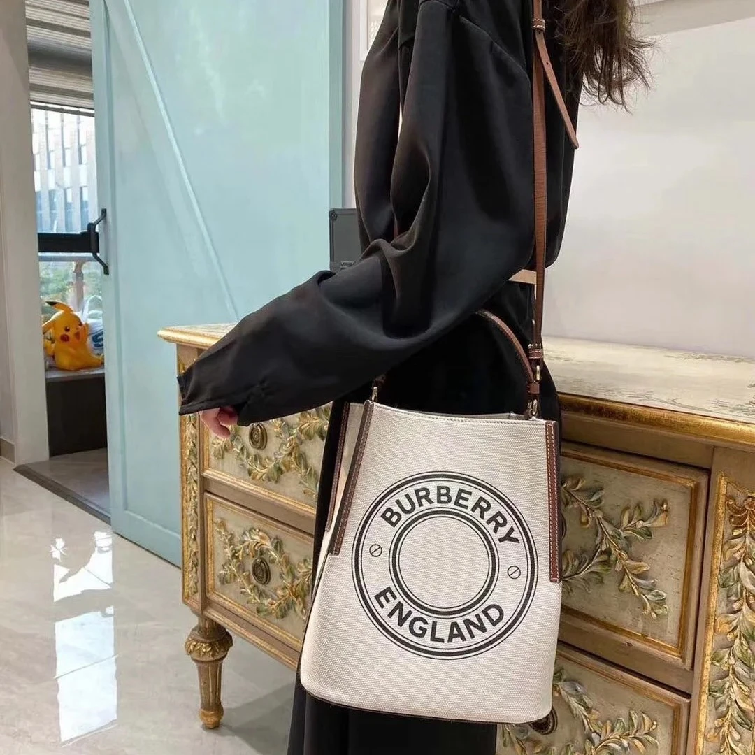 99新 BURBERRY/博柏利 巴宝莉白帆布水桶拼棕皮 25060104-06